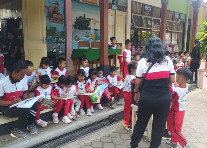 MINAT BACA : Aktifitas membaca di salah satu sekolah di Klungkung.