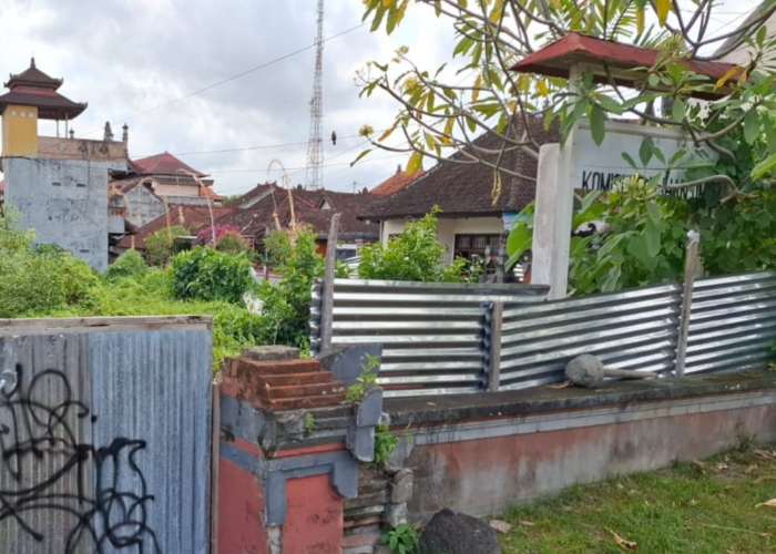 TAK BERFUNGSI : Lahan bekas Kantor KPU Klungkung yang hingga kini masih terbengkalai.