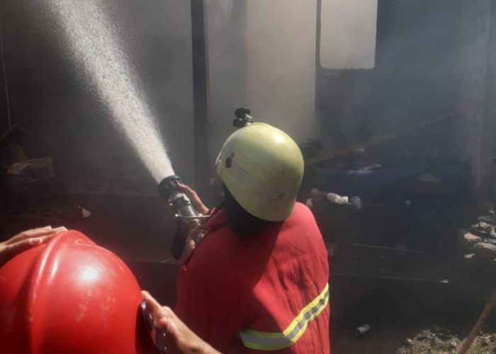 Petugas Damkar Jembrana saat melakukan pemadaman api yang membakar rumah warga di Desa Manistutu, Kecamatan Melaya, Jembrana, Sabtu (3/5).
