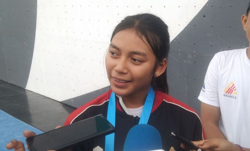 Atlet panjat tebing Indonesia Kadek Adi Asih diwawancarai wartawan setelah meraih medali perunggu disiplin speed putri pada kompetisi seri ketiga Piala Dunia Panjat Tebing 2025 di Nusa Dua