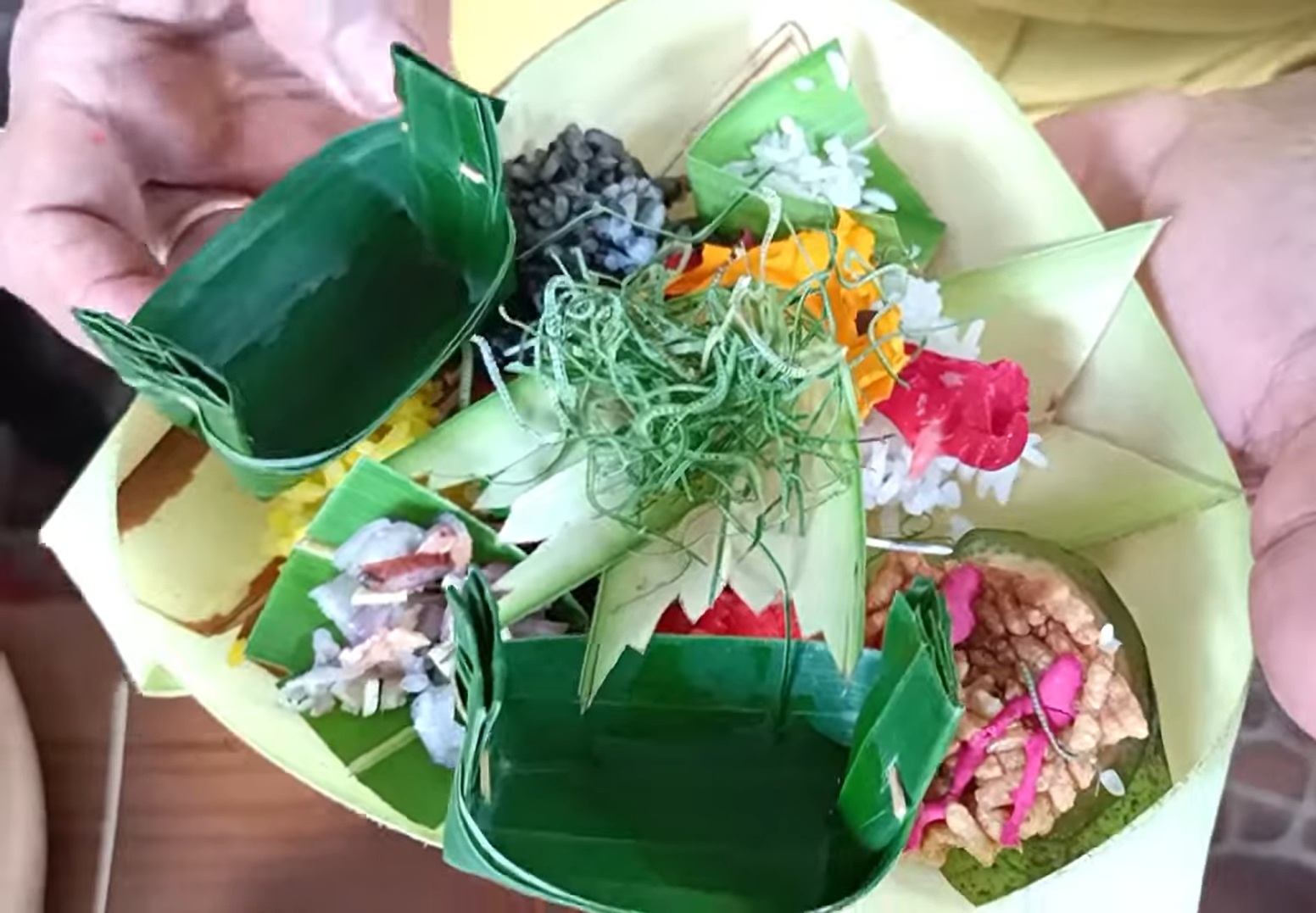 Segehan Manca Warna
