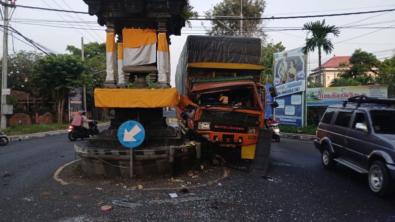 Truk AG 8617 UR yang menabrak Tugu Balang Tamak di Jalan Raya Denpasar-Gilimanuk KM 95-96 Kelurahan Banjar Tengah, Kecamatan Negara, Kabupaten Jembrana.