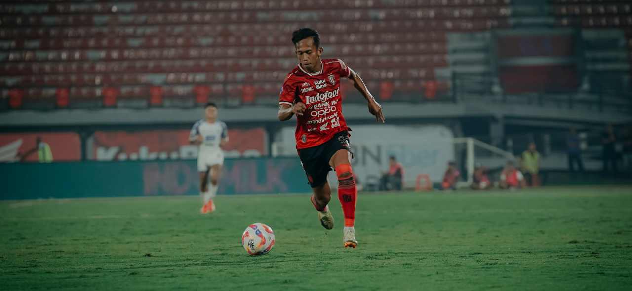 Pemain Bali United M Rahmat tampil saat lawan PSIS Semarang di Stadion Kapten I Wayan Dipta, Gianyar, Kamis (1/5/2025).
