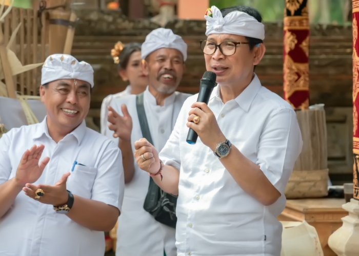 PIODALAN: Bupati Adi Arnawa menghadiri Upacara Piodalan, Melaspas, Tawur Manca Kelud, Mupuk Pedagingan Pura Dalem Puri, Banjar Telugtug, Desa Adat Carangsari, Kecamatan Petang, Badung, Senin (5/5).