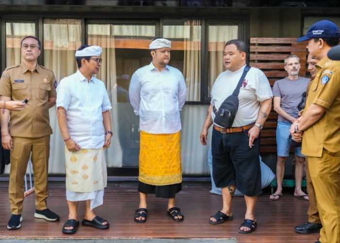 INSPEKSI: Bupati Badung I Wayan Adi Arnawa didampingi Wabup Bagus Alit Sucipta melaksanakan inspeksi usaha Rumah Kost, khususnya yang dihuni oleh WNA di sepanjang Jalan Taman Sari, Banjar Pengubengan.
