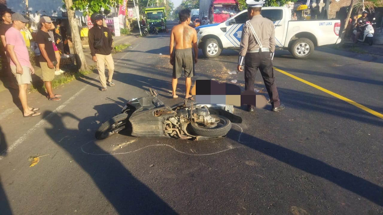 Petugas kepolisian melakukan olah TKP dan kecelakaan di Jalan Raya Denpasar-Gilimanuk KM 92-93 Desa Dangin Tukadaya, Jembrana.