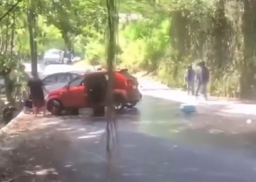 Tumpahan Solar Sebabkan Mobil Terpesosok di Tanjakan Goa Gong Jimbaran