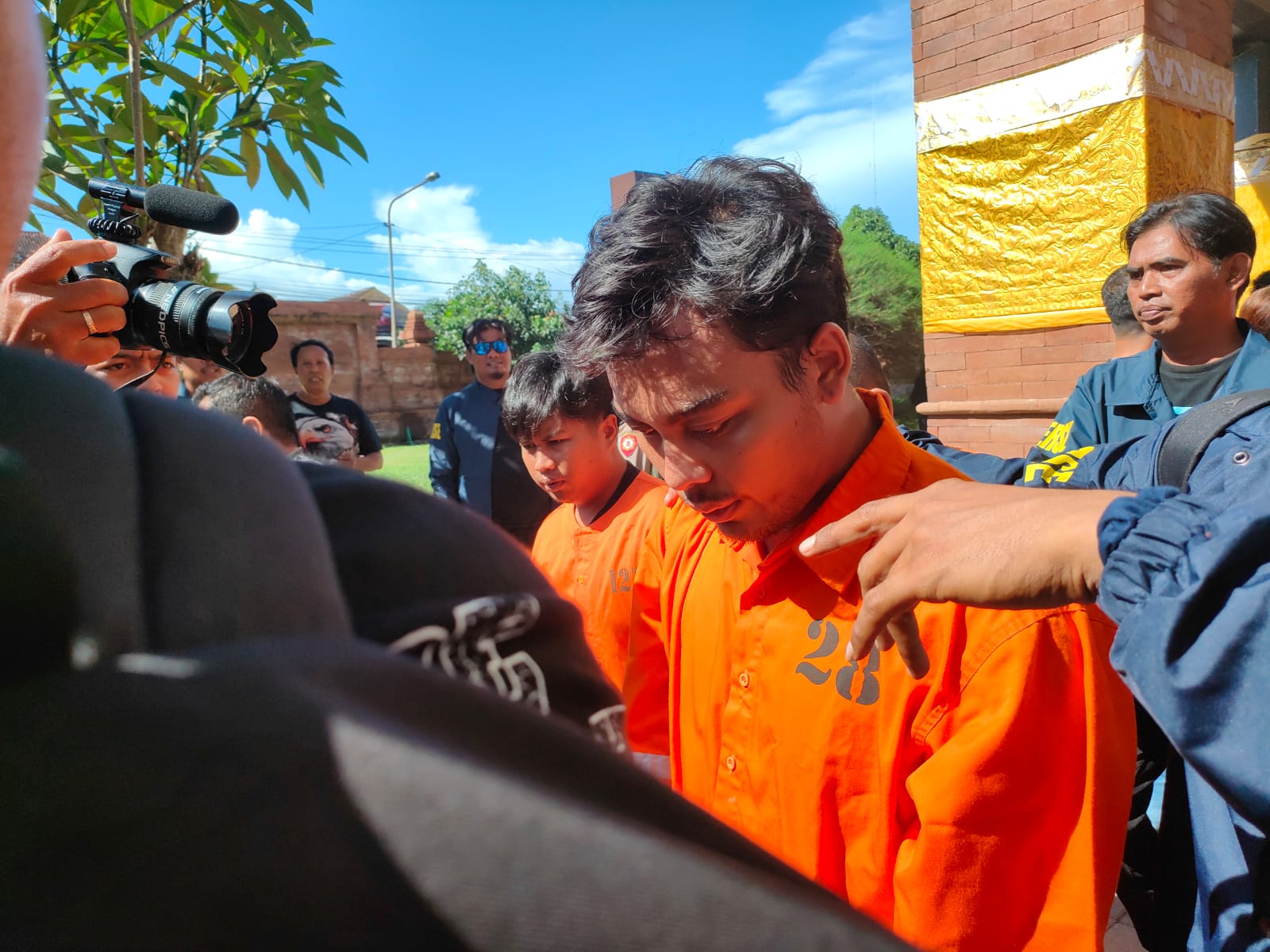 Tersangka Galuh Widy yang tega menghabisi nyawa kekasihnya sendiri karena sakit hati dan faktor ekonomi. (Bali Express/I Gede Paramasutha)