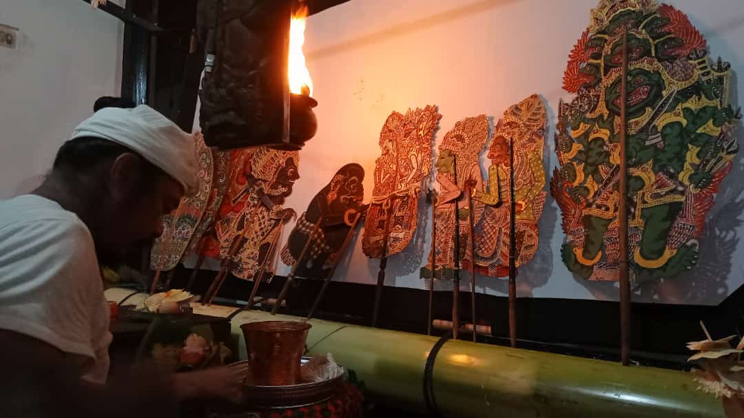 Jro Dalang Gusti Made Aryana atau Dalang Sembroli saat menjalankan ritual Ngarga Tirta dengan Puja Astu Mpungku