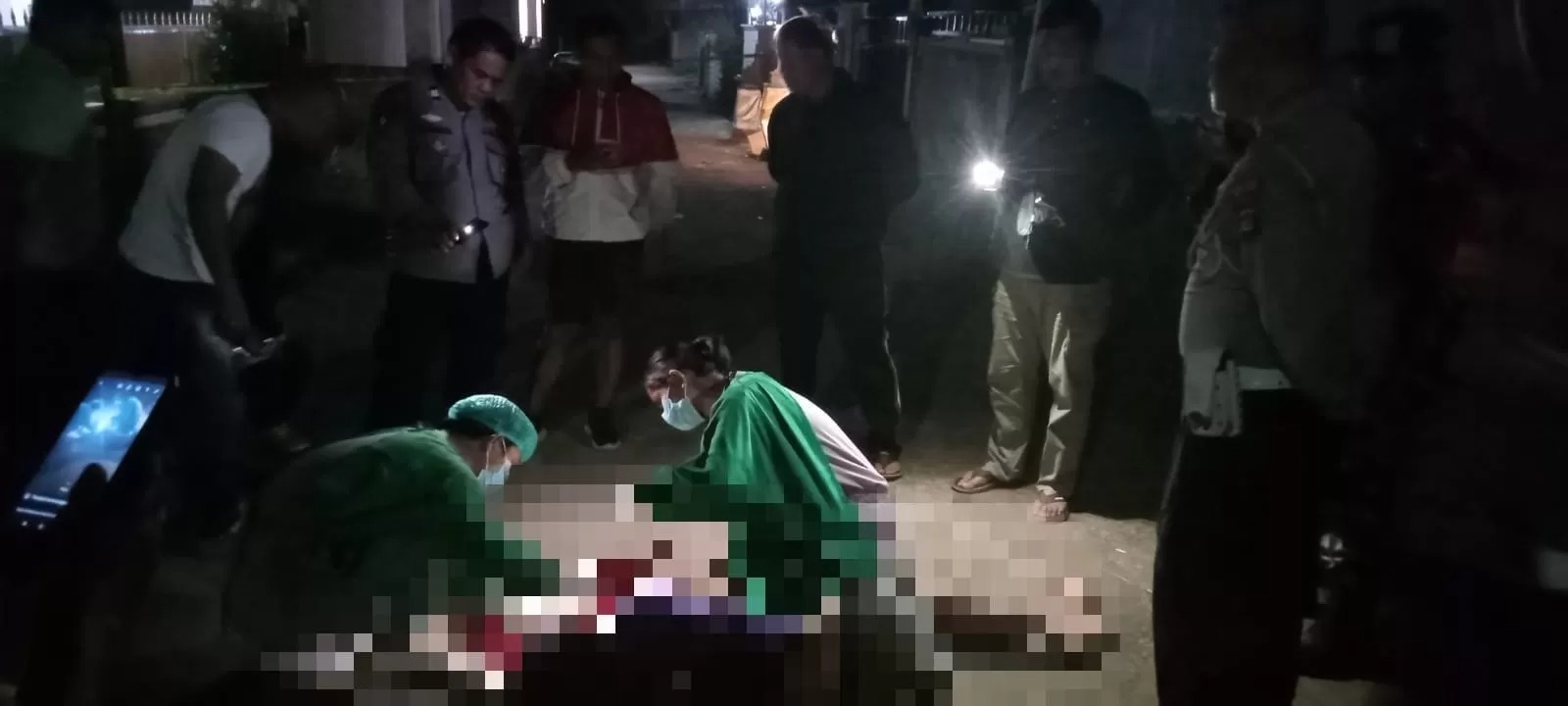 MISTERI: Identifikasi jenazah Kadek Adi di TKP, Lovina, Buleleng. Hingga kini misteri penyebab kematiannya belum terpecahkan.