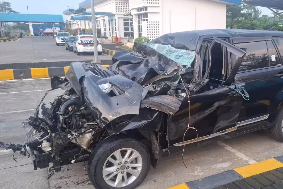 HANCUR: Kondisi mobil yang ditumpangi anggota DPR Alamudin Dimyati Rois hancur usai g mengalami kecelakaan.