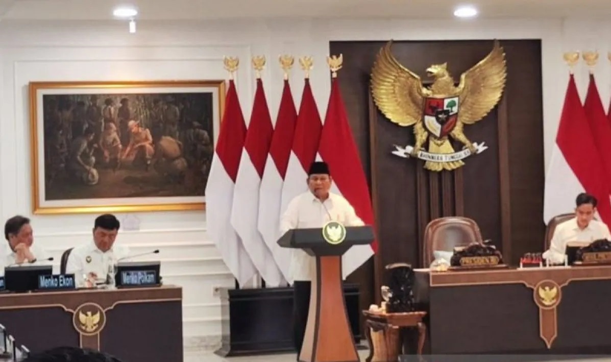 Presiden Prabowo Subianto memberi arahan kepada jajarannya dalam Sidang Kabinet Paripurna di Kantor Presiden, Istana Kepresidenan, Jakarta, Senin (5/5/2025). ANTARA
