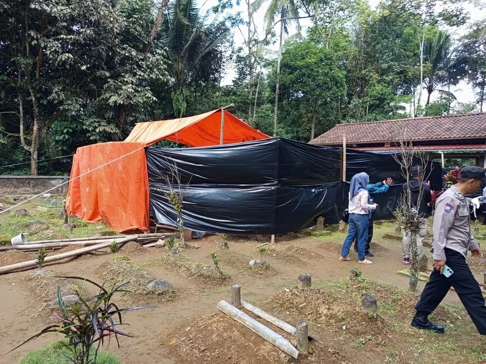 Tim Dokter Labfor Polda Jateng dan Polresta Magelang saat membongkar makam korban JS. (ROFIK SYARIF GP/JAWA POS RADAR MAGELANG)