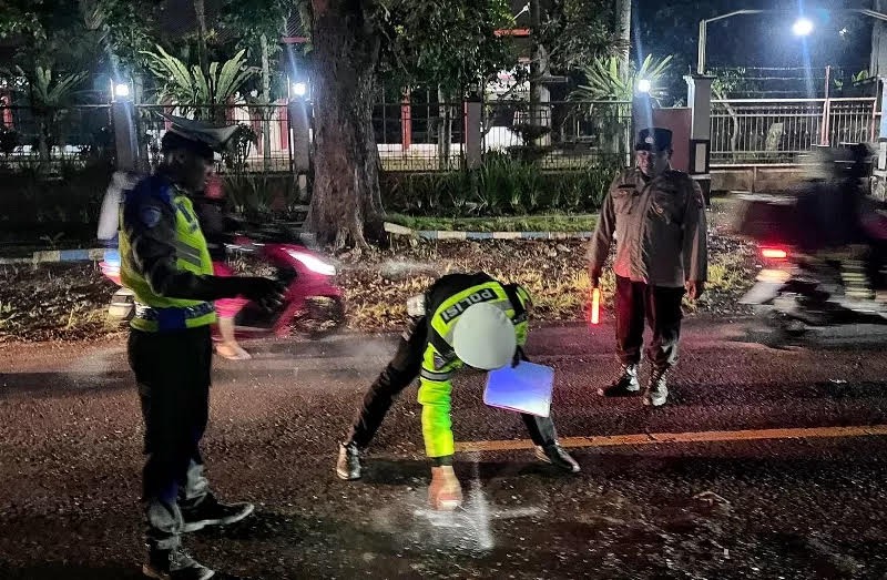 LOKASI: Anggota polisi melakukan olah TKP di lokasi kecelakaan Dusun Krajan, Desa Kalibaru Wetan, Kecamatan Kalibaru, tepatnya depan SMKN 1 Kalibaru pada Minggu (4/5) malam.