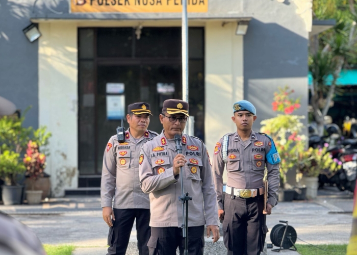 KESIAPAN : Apel kesiapan pasukan di Polsek Nusa Penida.