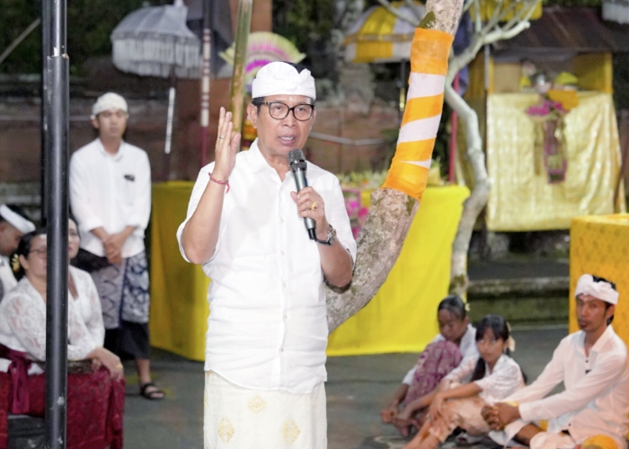 PIODALAN: Bupati Adi Arnawa menghadiri acara Piodalan Mejaba Jero di Pura Dalem Sukun, Banjar Muluk Babi, Desa Sangeh, Kecamatan Abiansemal, Badung, Senin (5/5).