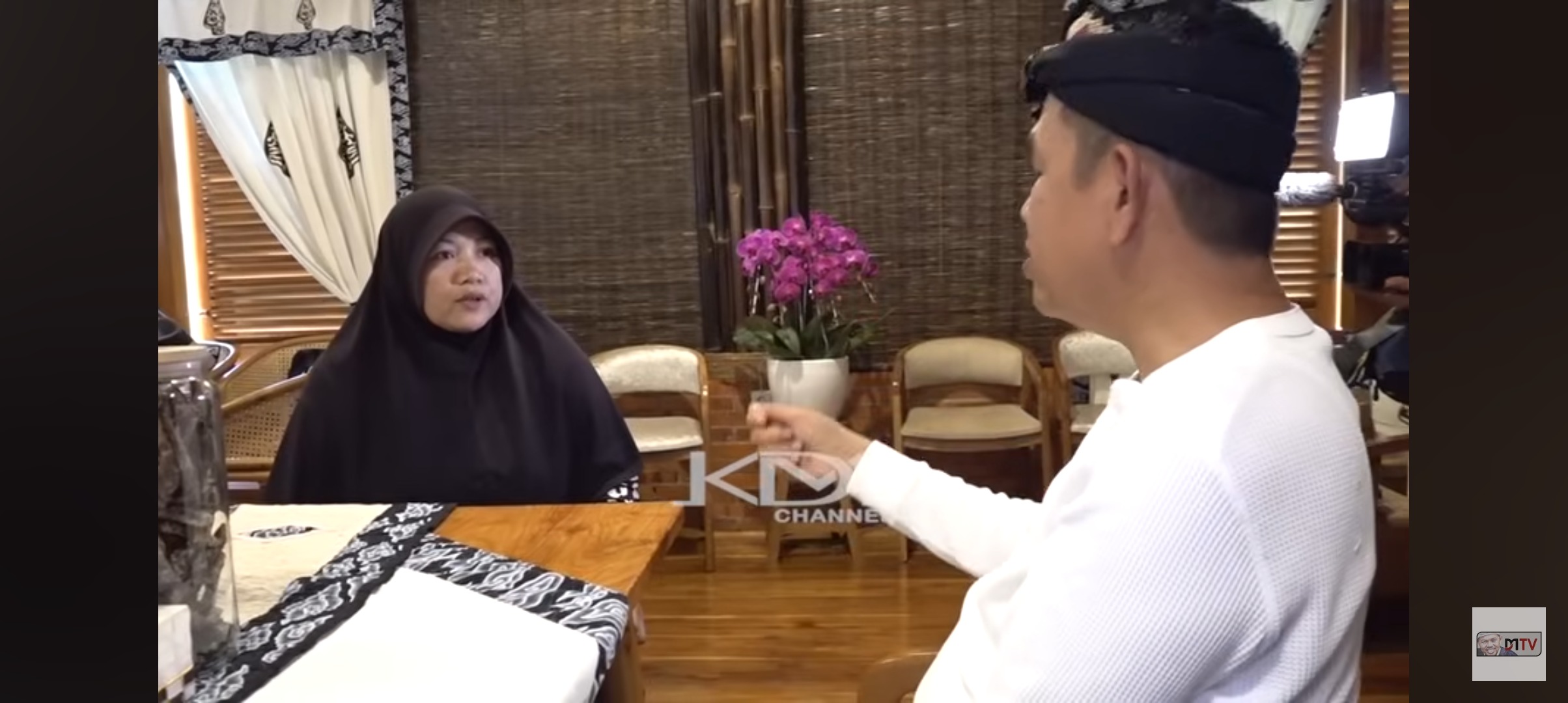 CURHAT: Curhat sang ibu ketika bertemu Gubernur Jawa Barat, Dedi Mulyadi yang meminta anaknya dimasukkan ke barak militer.