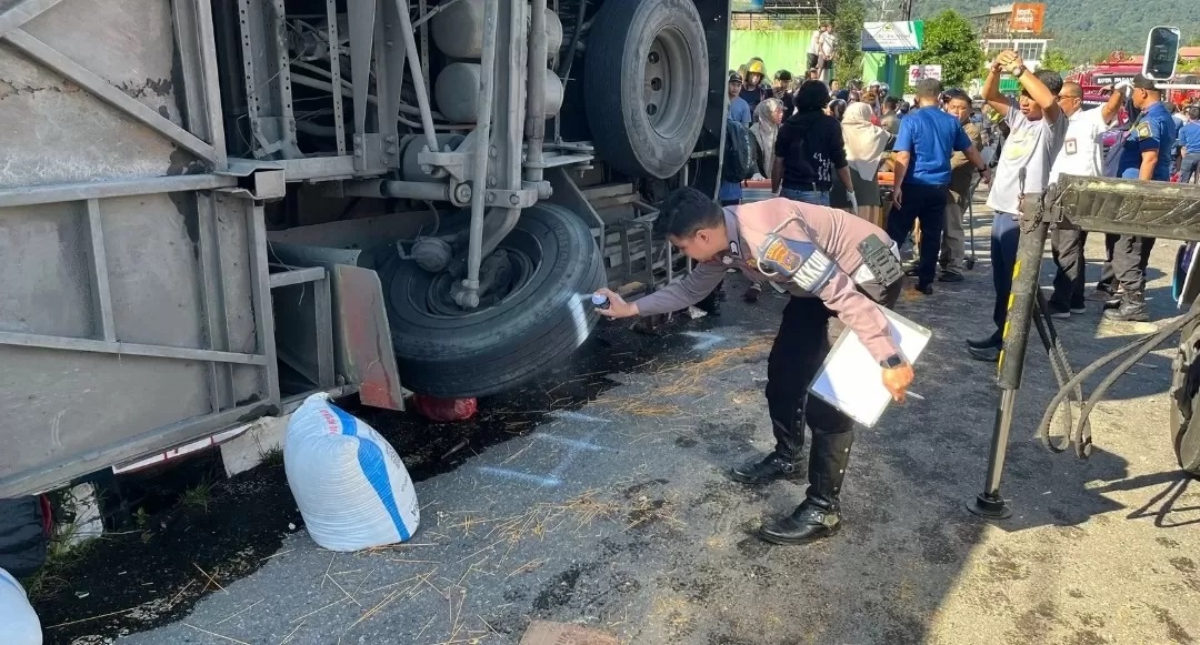 Bus antar Antar Lintas Sumatera (ALS) mengalami kecelakaan tunggal di Jalan Prof Hamka, Bukit Surungan, Kecamatan Padangpanjang Barat. (Istimewa).
