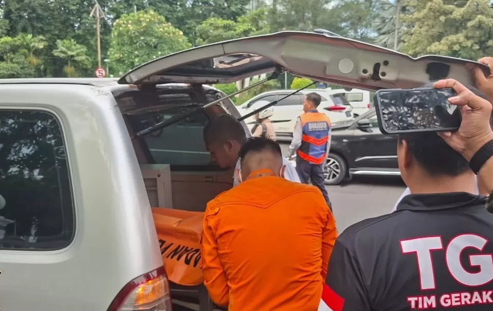 EVAKUASI : Jenazah korban bocah SD yang meninggal usai sepeda motor yang ditumpanginya ditabrak truk dari belakang di Jalan Ahmad Yani, Surabaya. (MAHRUS/RADAR SURABAYA)