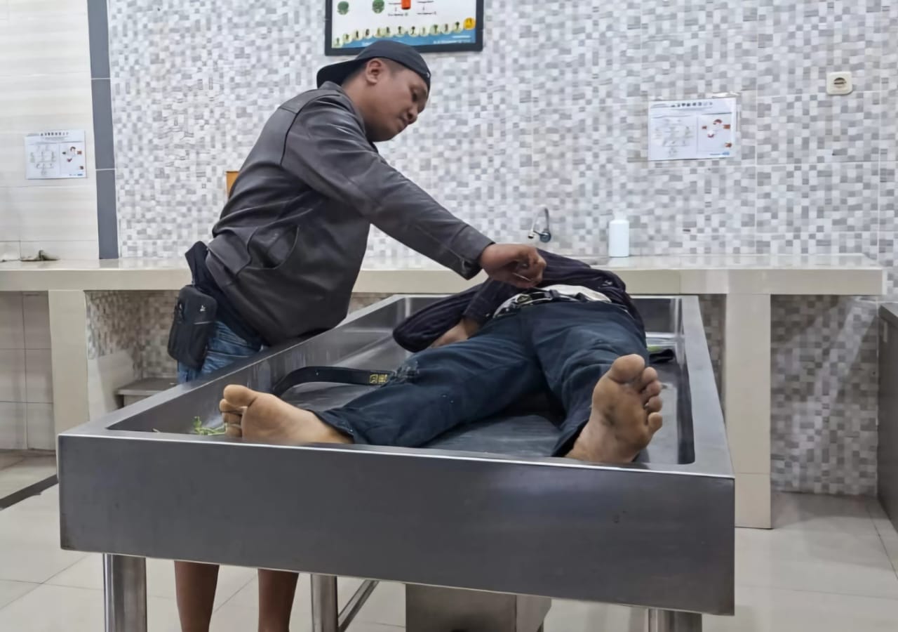 Subdit III Jatanras Polda Jatim saat membawa jasad pelaku curanmor yang ditembak mati di Pasuruan. Polisi masih buru dua komplotan pelaku yang kabur.