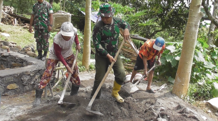 TNI bersama masyarakat melakukan gotong royong dalam pembangunan jalan dan bedah rumah di Desa Depeha, Kubutambahan.