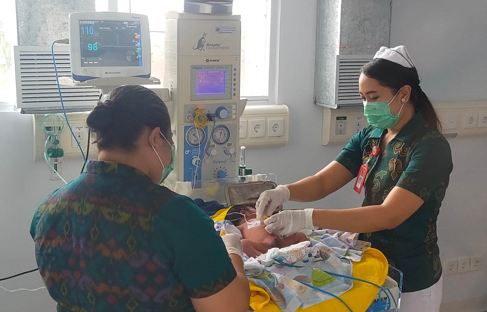 Bayi yang ditemukan di Banjar Seribatu, Desa Penglumbaran mendapat perawatan di RSUD Bangli, Selasa (6/5/2025).