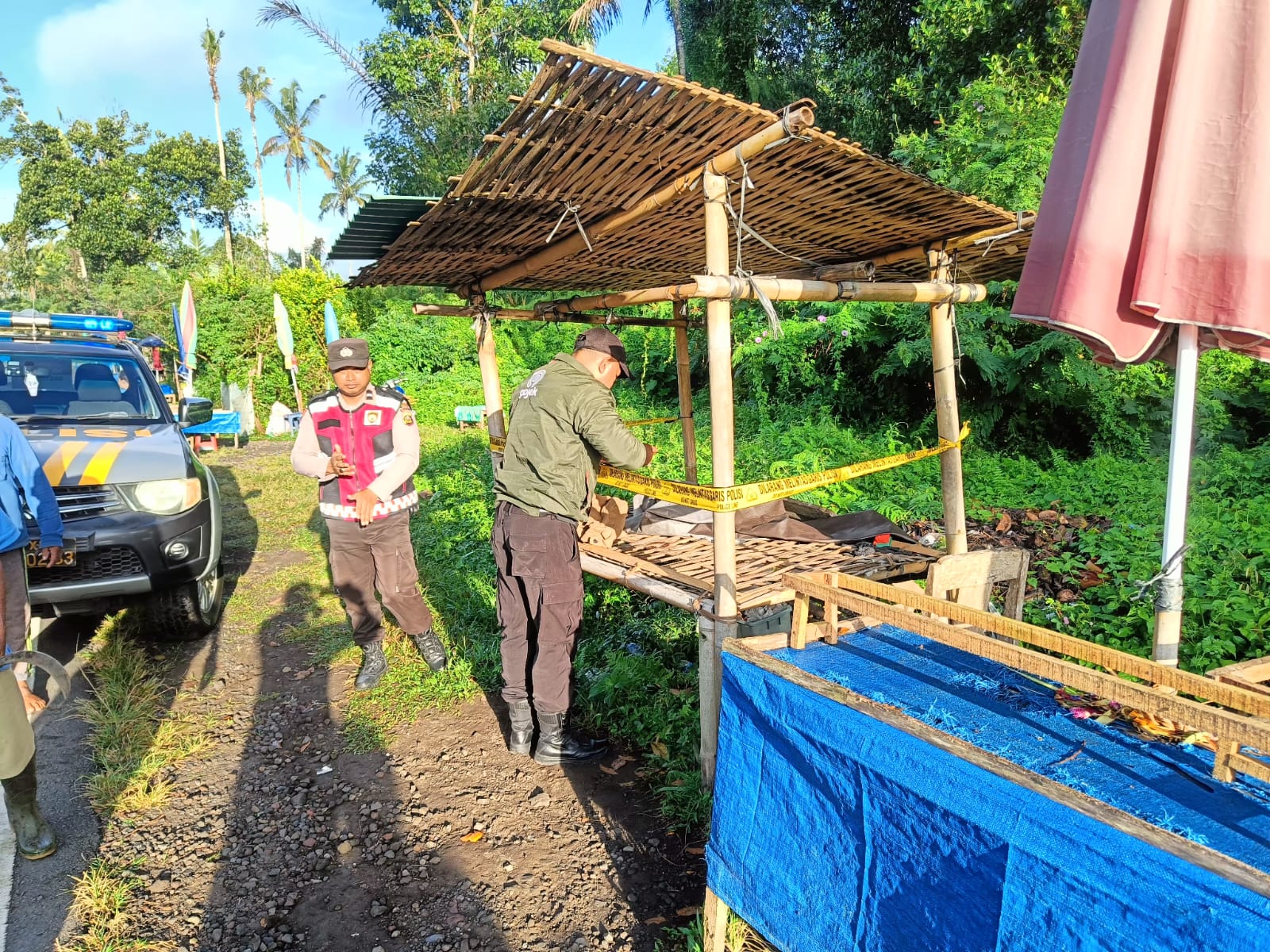 Polisi mendatangi TKP penemuan bayi di lapak pedagang durian di Banjar Seribatu, Desa Penglumbaran, Kecamatan Susut, Bangli, Selasa (6/5/2025).