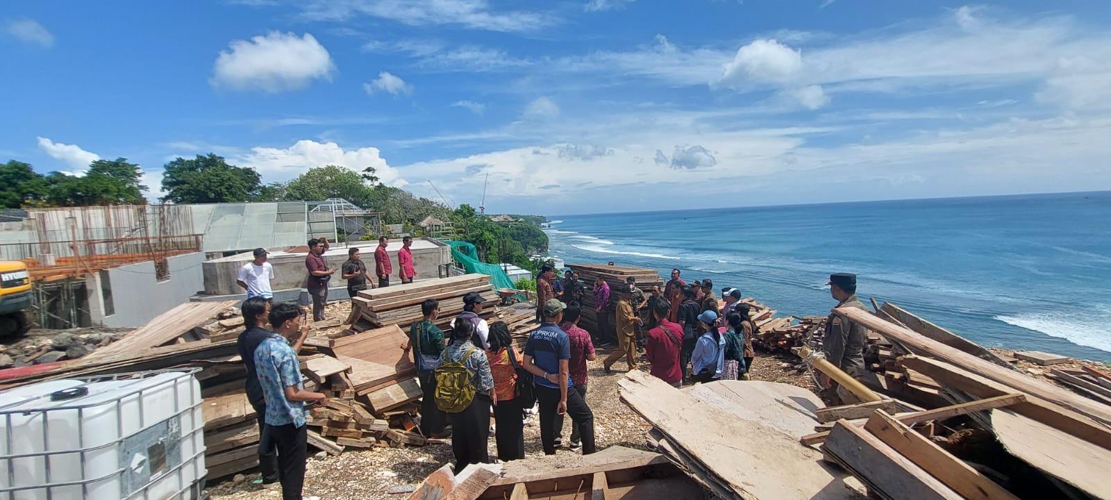 SIDAK: Komisi I DPRD Bali bersama Satpol PP dan instansi terkait lakukan sidak ke Pantai Bingin, Selasa (6/5)
