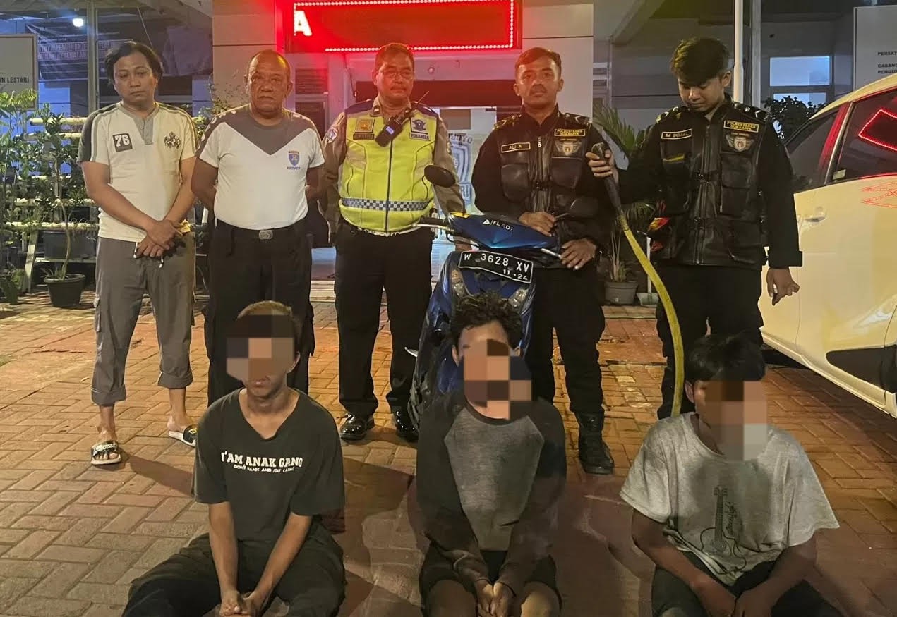 SAJAM: Tiga remaja diamankan Tim Jogoboyo di Jalan Kenjeran, Surabaya, setelah ketahuan bawa sajam