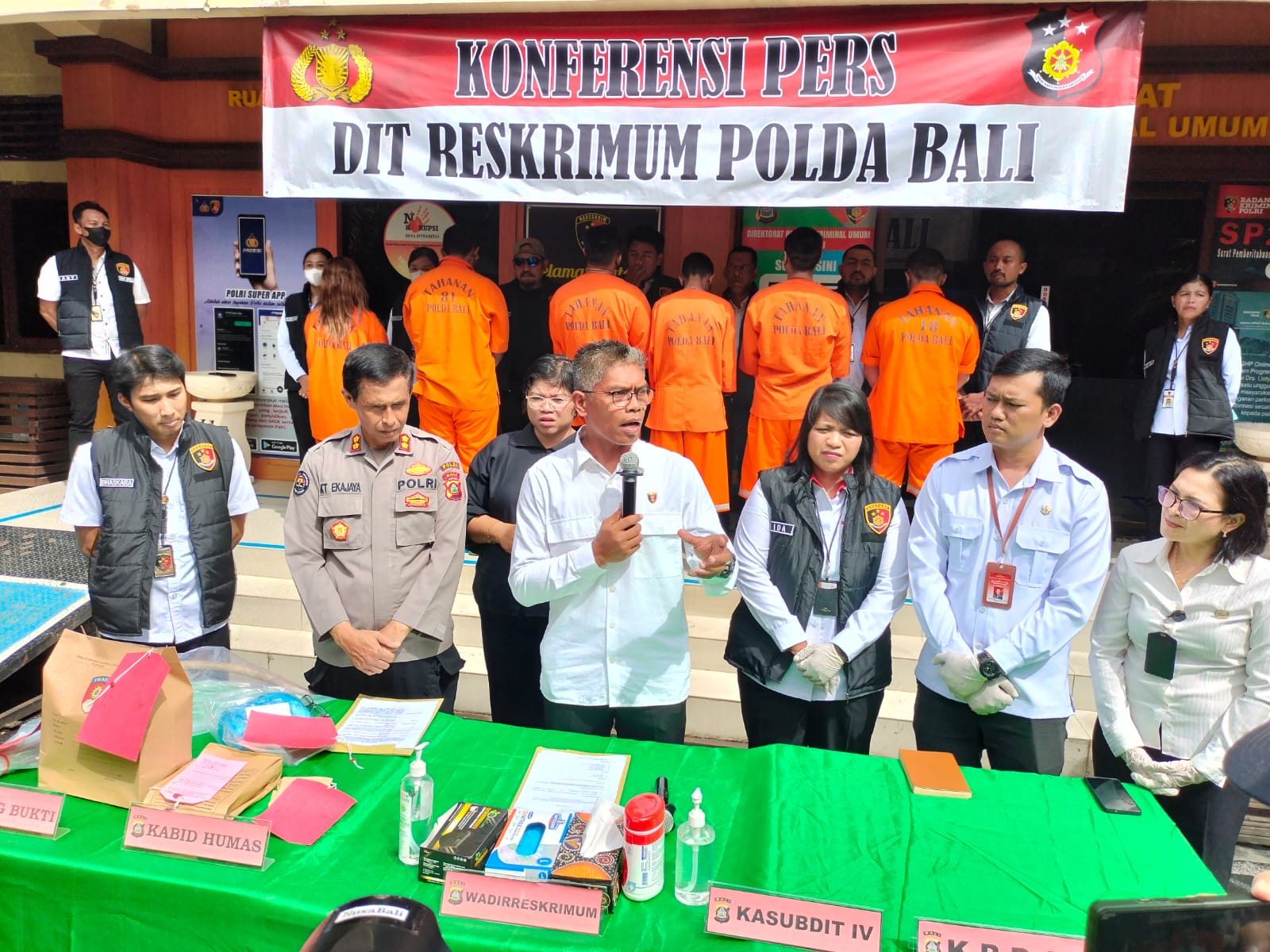 TERSANGKA: Para tersangka kasus kekerasan seksual terhadap anak dihadirkan di Mapolda Bali.
