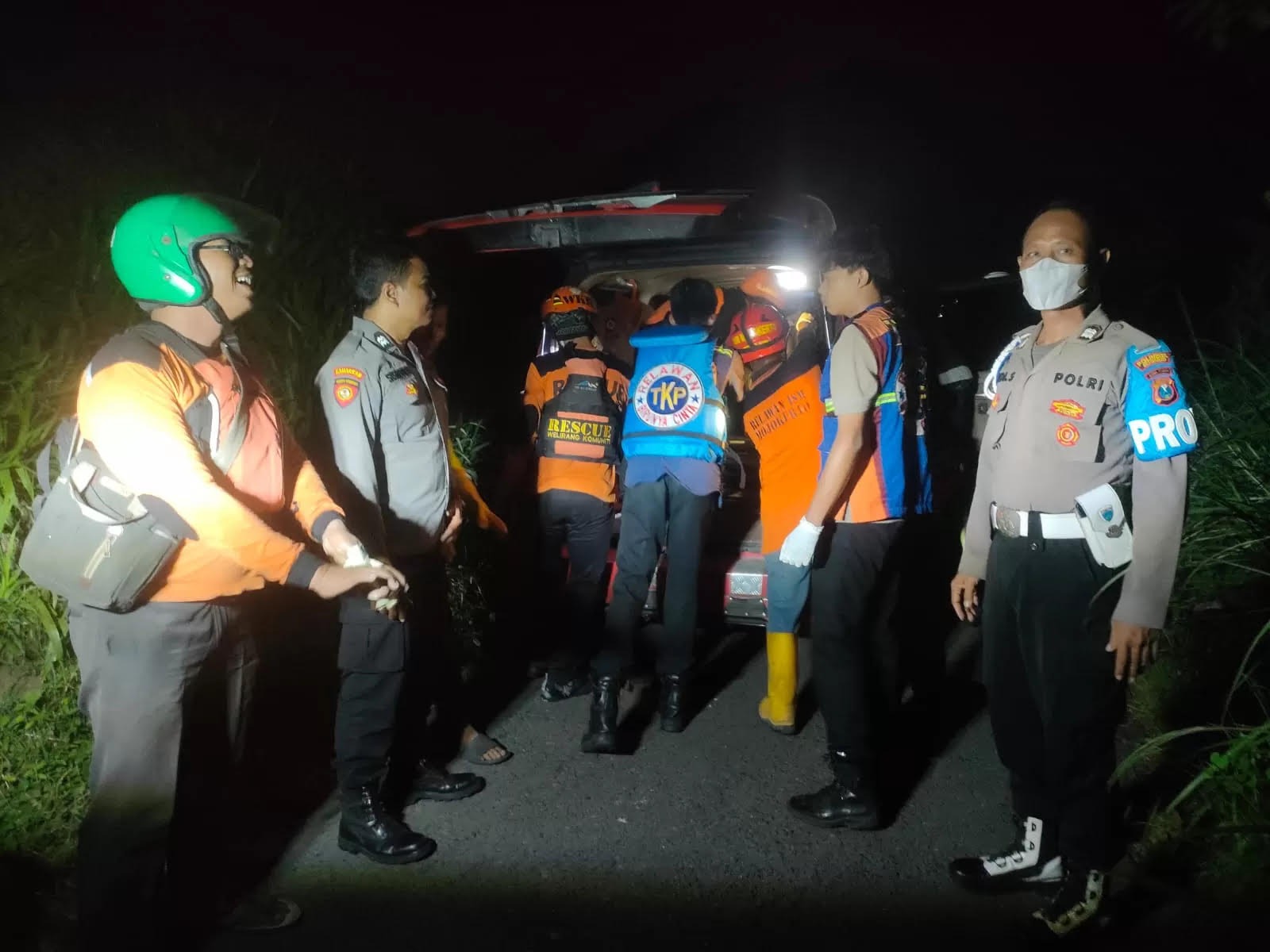 NAHAS: Proses evakuasi mayat laki-laki yang mengapung di Sungai Brantas.