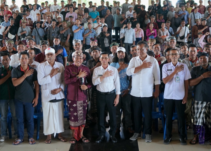 Bupati Klungkung I Made Satria saat memimpin sosialisasi pencairan hibah tahun anggaran 2025 di Balai Budaya Ida I Dewa Agung Istri Kanya, Rabu (7/5/2025).
