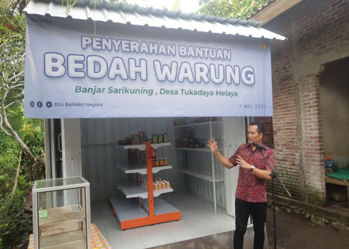 DISERAHKAN : Bupati Jembrana menyerahkan bantuan bedah warung.