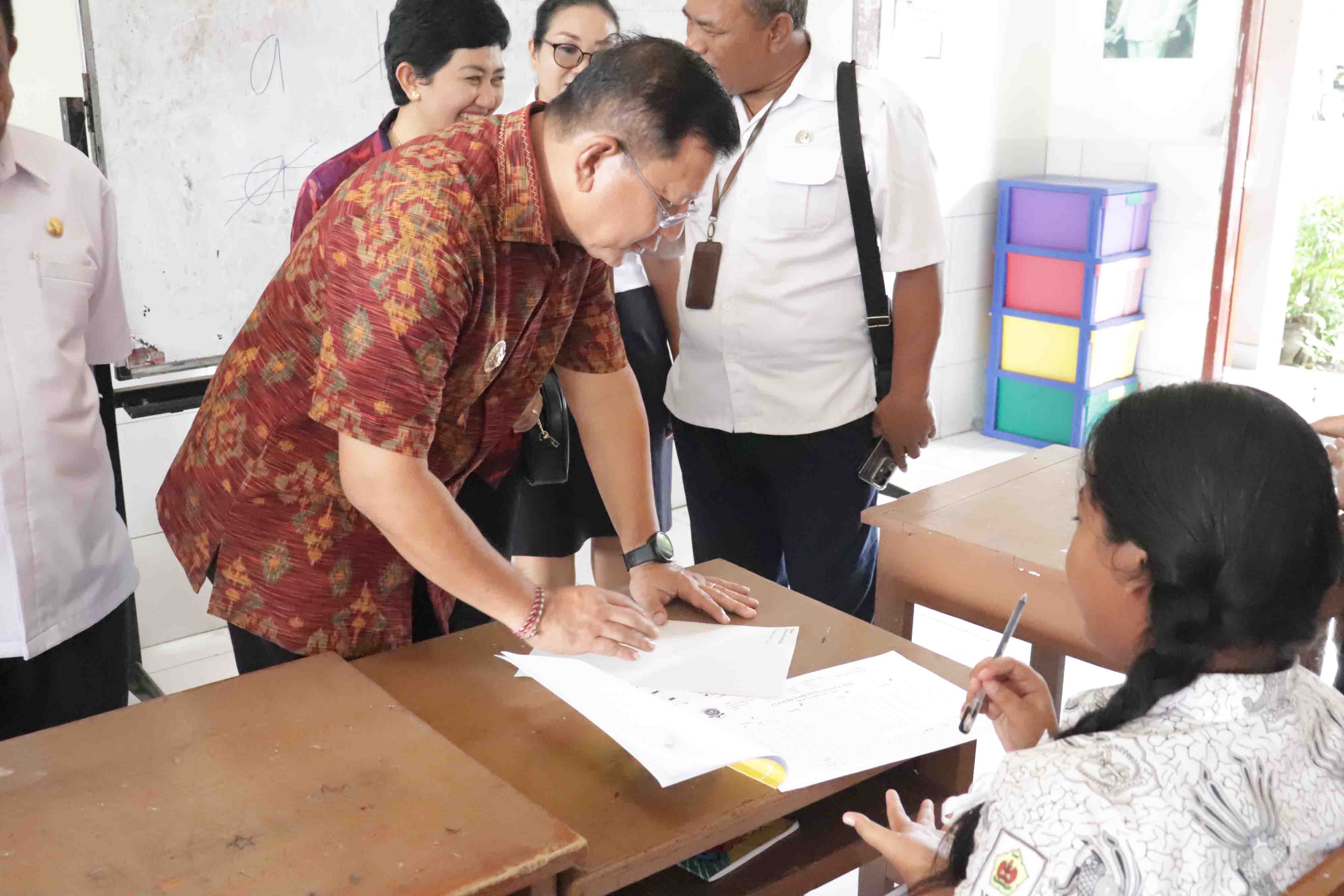 Bupati Buleleng, dr. Nyoman Sutjidra, Sp.Og saat memantau jalannya asesmen di SMP Negeri 1 Singaraja pada Rabu (7/5)