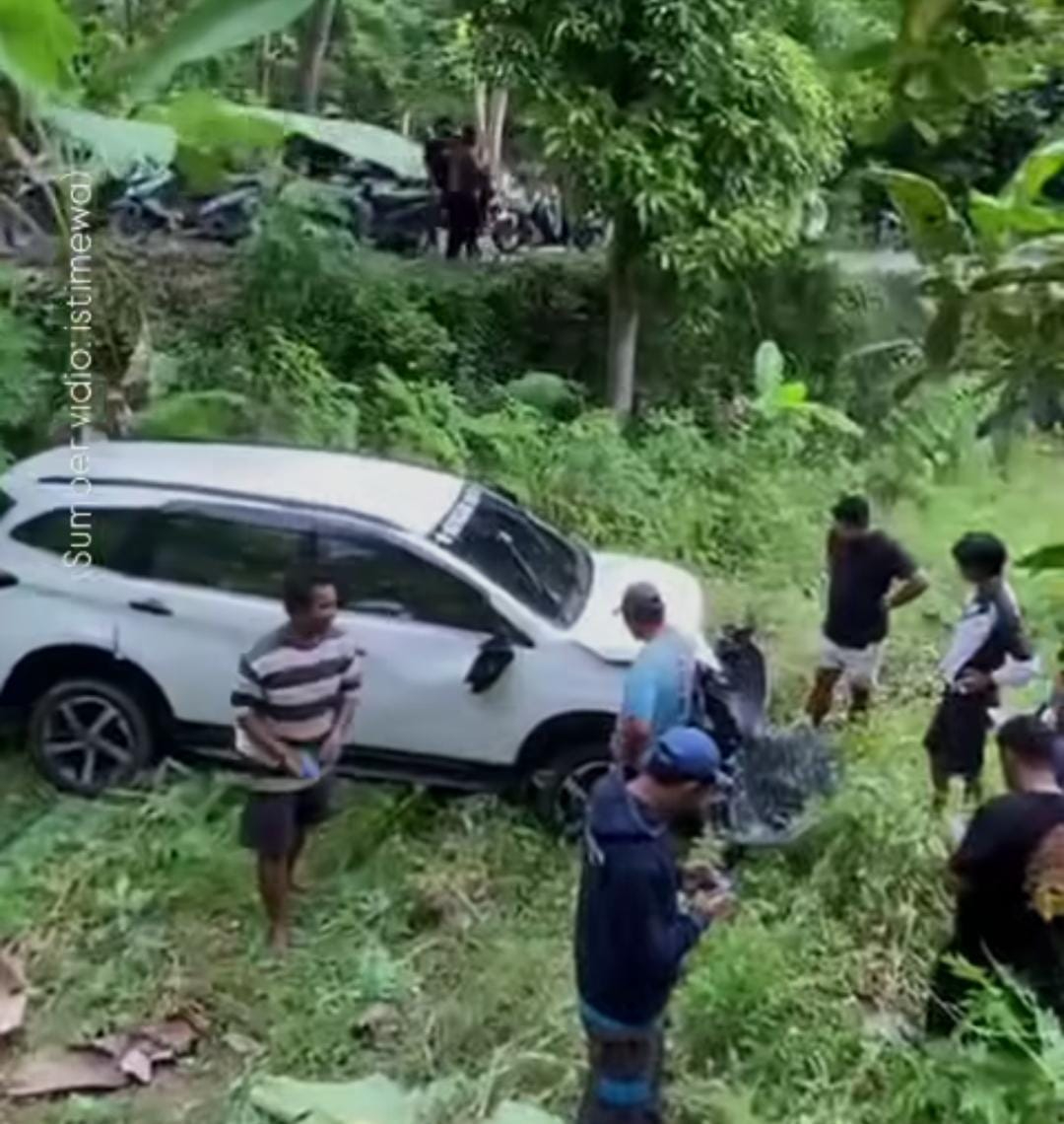 Mobil yang mengangkut wisatawan terjun ke Jurang Nusa Penida