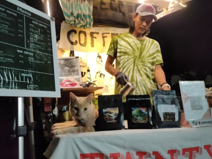 Ical saat sedang menyeduh kopi di kedai kecilnya bersama Espresso.