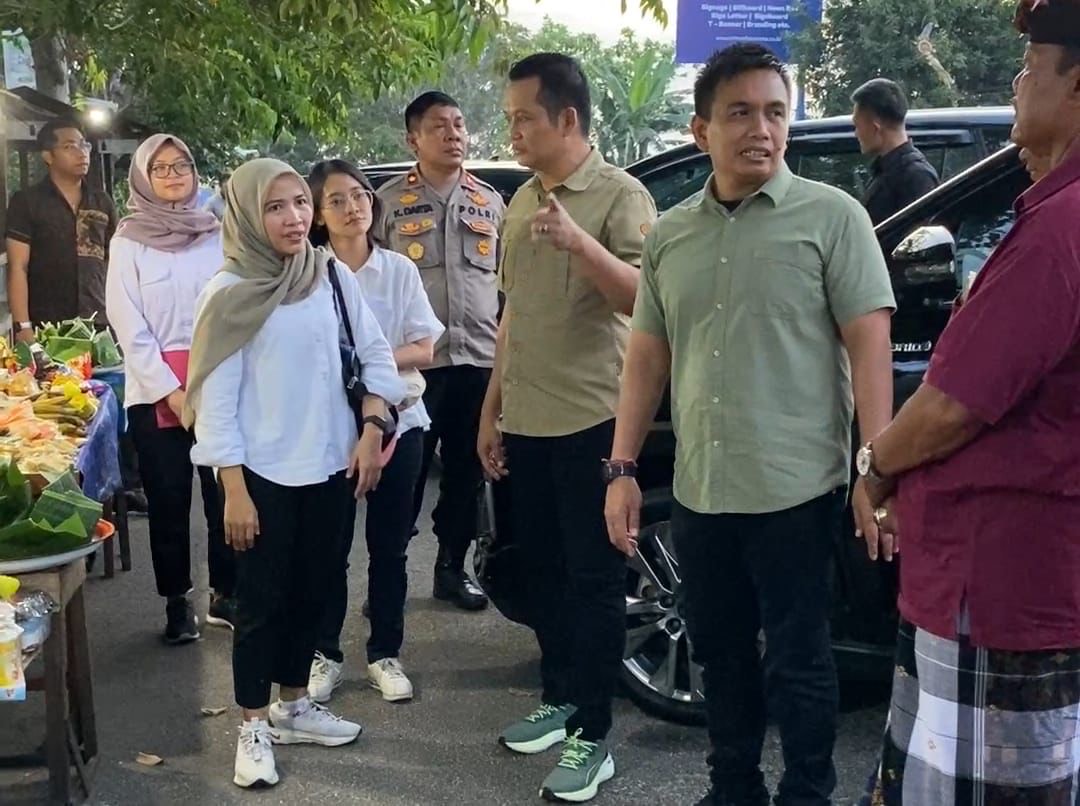 Bupati Jembrana I Made Kembanga Hartawan saat menerima kunjungan Ketua Tim Pengembangan Kawasan Provinsi Bali, Lala Rizki Larasati.