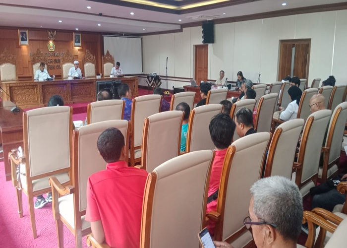 BERSIAP:Ketua Umum KONI Gianyar, Dewa Gde Alit Mudiarta, mengumpulkan seluruh ketua cabang olahraga (cabor) dan pelatih dalam rapat koordinasi di Ruang Sidang Kantor Bupati Gianyar, Selasa (6/5/2025).