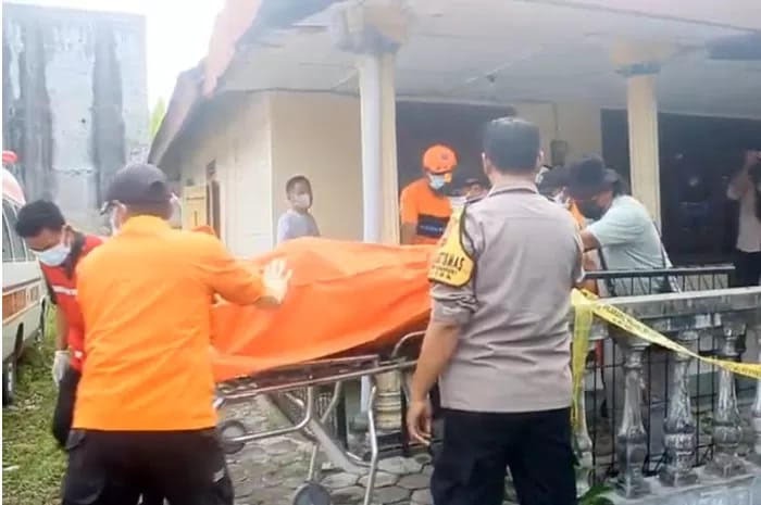 JENAZAH: Proses evakuasi jenazah Sunarto yang meninggal di rumahnya, Kamis (8/5).