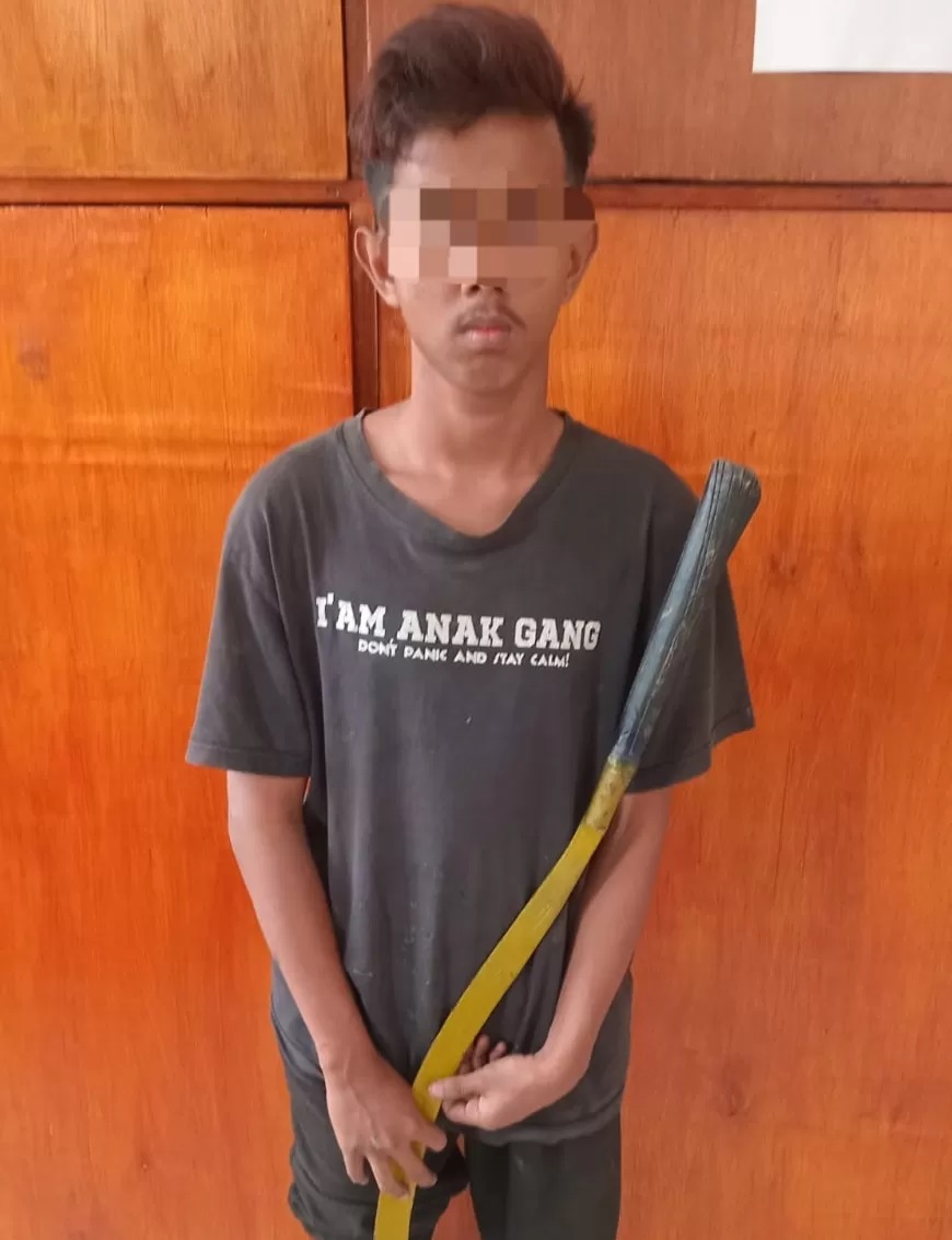 TERSANGKA : Satu remaja yang diamankan Tim Jogoboyo Polrestabes Surabaya di Jalan Kenjeran, Surabaya, Ditetapkan Tersangka karena kepemilikan sajam. (IST/RADAR SURABAYA)