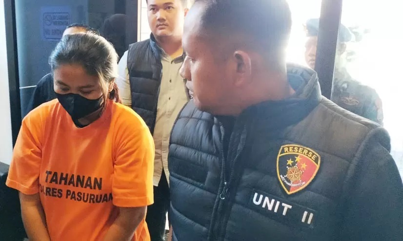 IBU RUMAH TANGGA: Anggraeni Kuswardani (baju tahanan), tersangka kasus penipuan kredit murah dan pinjol yang sudah diamankan di Mapolres Pasuruan. (Rizal F Syatori/Jawa Pos Radar Bromo)
