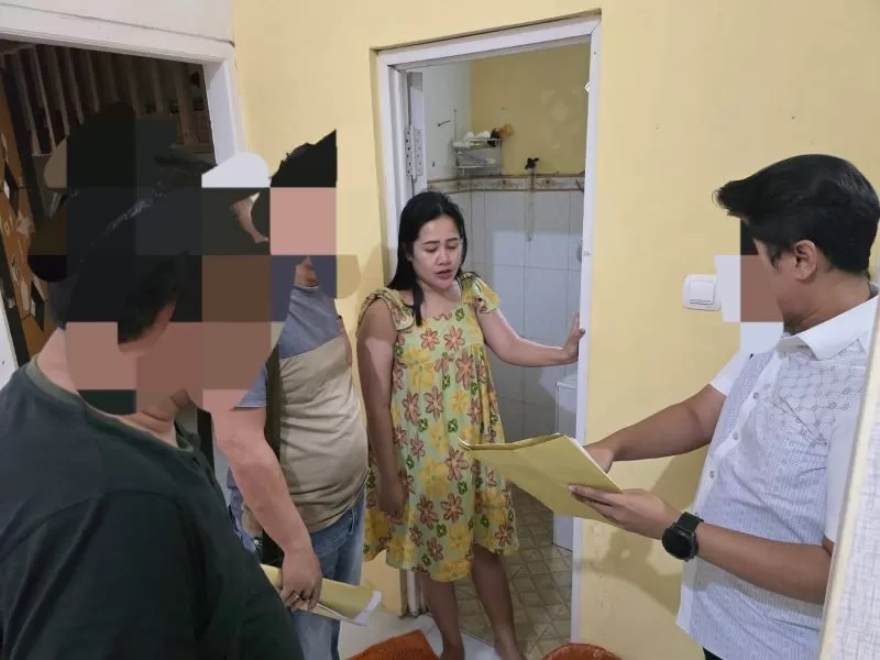 DIRINGKUS: Pelaku tak berkutik saat diciduk petugas dari persembunyiannya. (martda/jprm)