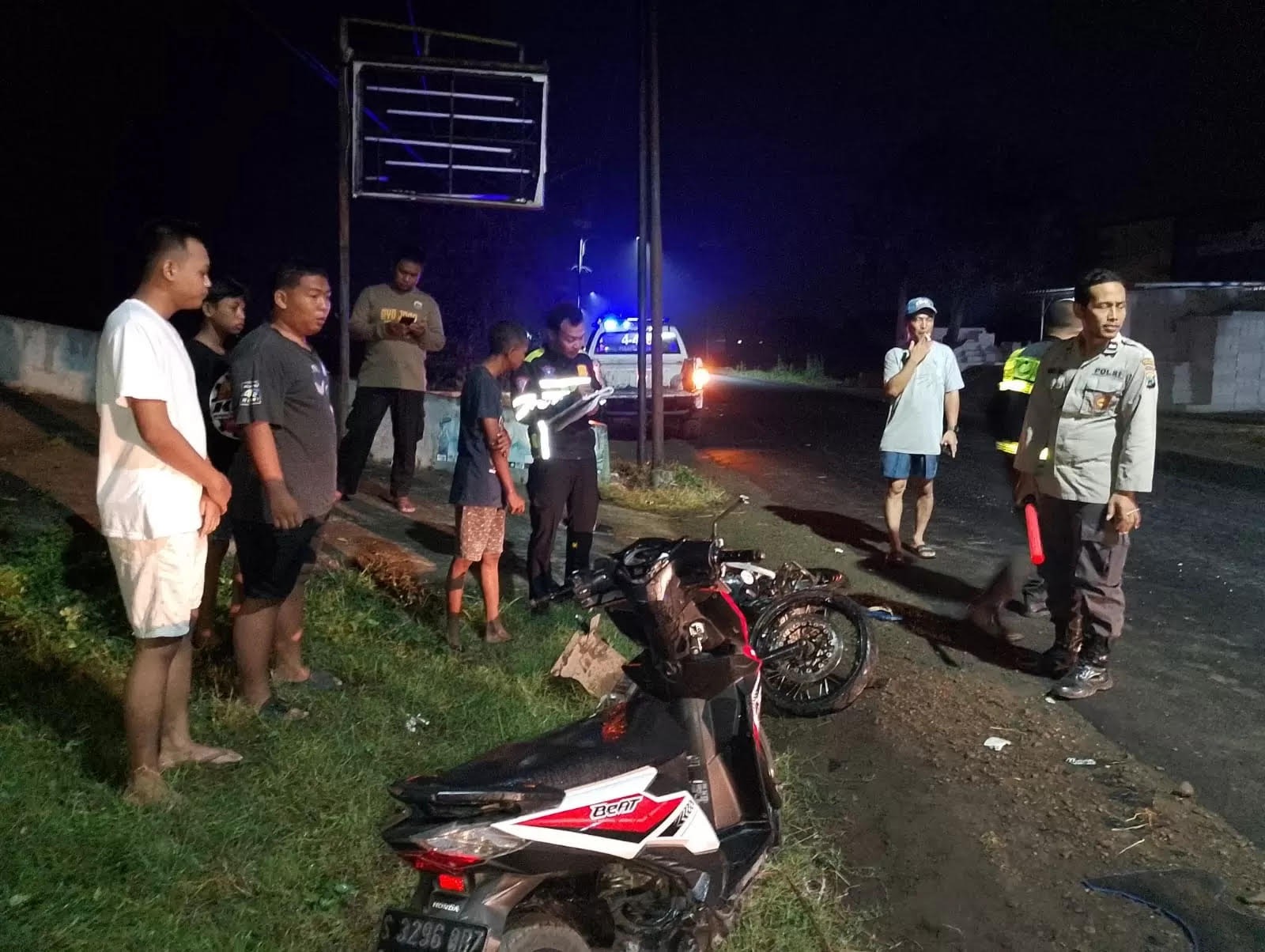 MOTOR: Kondisi kedua motor korban yang terlibat lakalantas maut di Grojogan, Mojowarno, Jombang