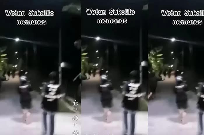 TAWURAN: Pemuda Desa Wotan, Sukolilo berlarian membawa sajam di desanya belum lama ini.
