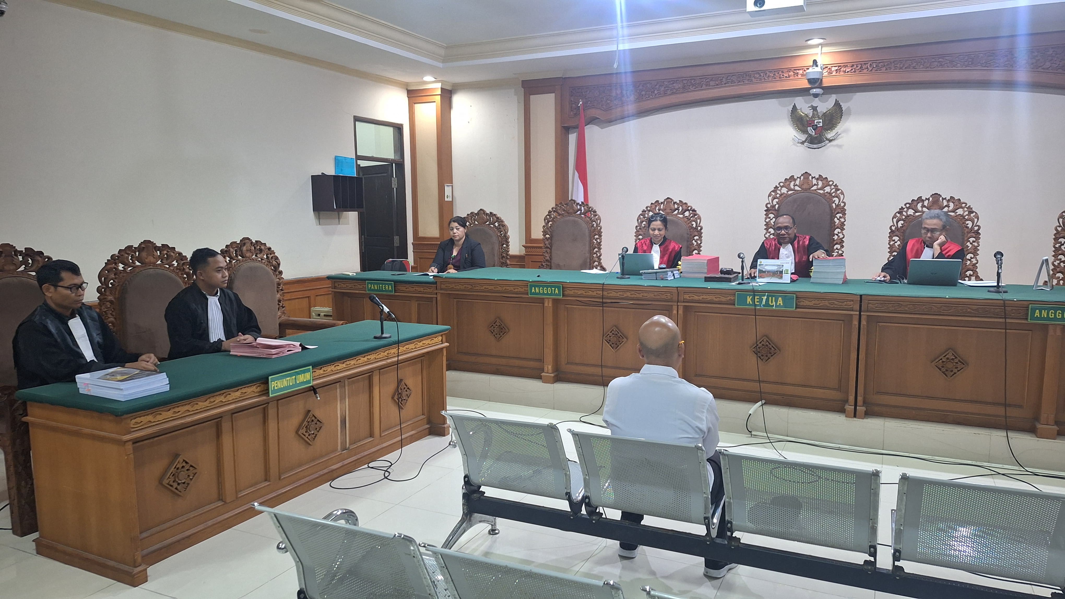 SIDANG: Terdakwa mantan Perbekel Dawan Kaler I Kadek Sudarmawa saat persidangan di Pengadilan Tindak Pidana Korupsi (Tipikor) Denpasar, Kamis (8/5).