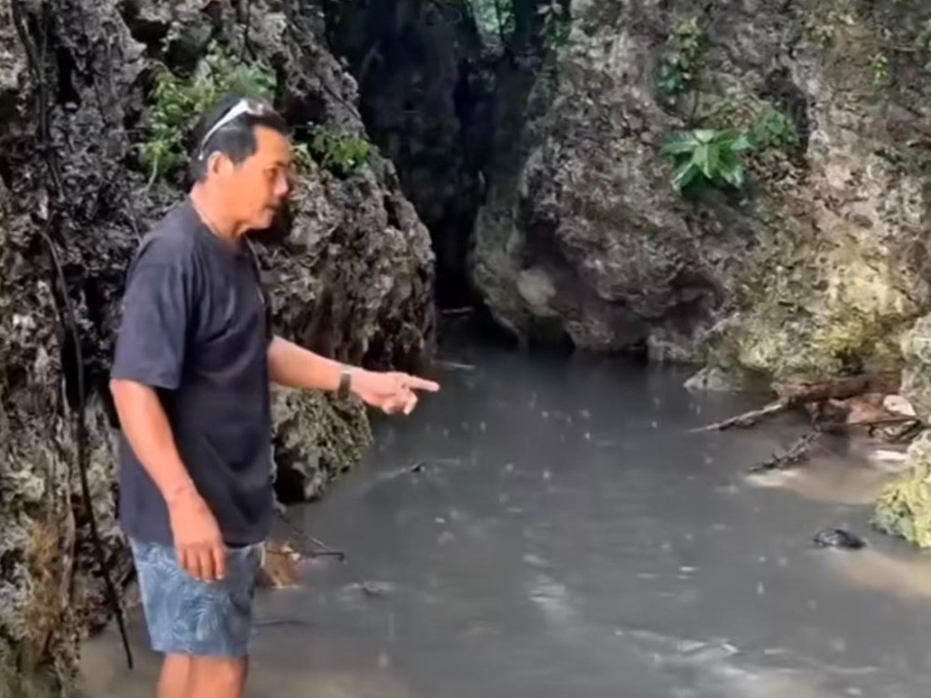 TERCEMAR: Aliran sungai yang diduga tercemar limbah di Pantai Labuan Sait, Desa Pecatu, Kuta Selatan, Rabu (7/5).