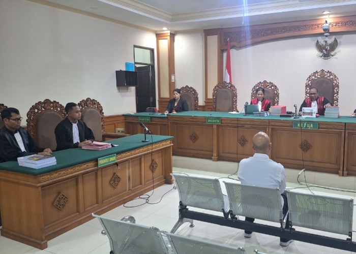 TUNTUTAN : Perbekel Dawan Kaler menjalan sidang tuntutan di Pengadilan Tindak Pidana Korupsi (Tipikor) Denpasar, Kamis (8/5/2025).