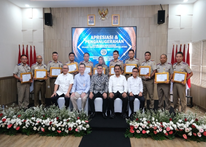 Anugerahkan WTAB ke 11 Kantor Pertanahan, Wamen Ossy Tegaskan Arah Birokrasi Kementerian ATR/BPN yang Bersih dan Berintegritas