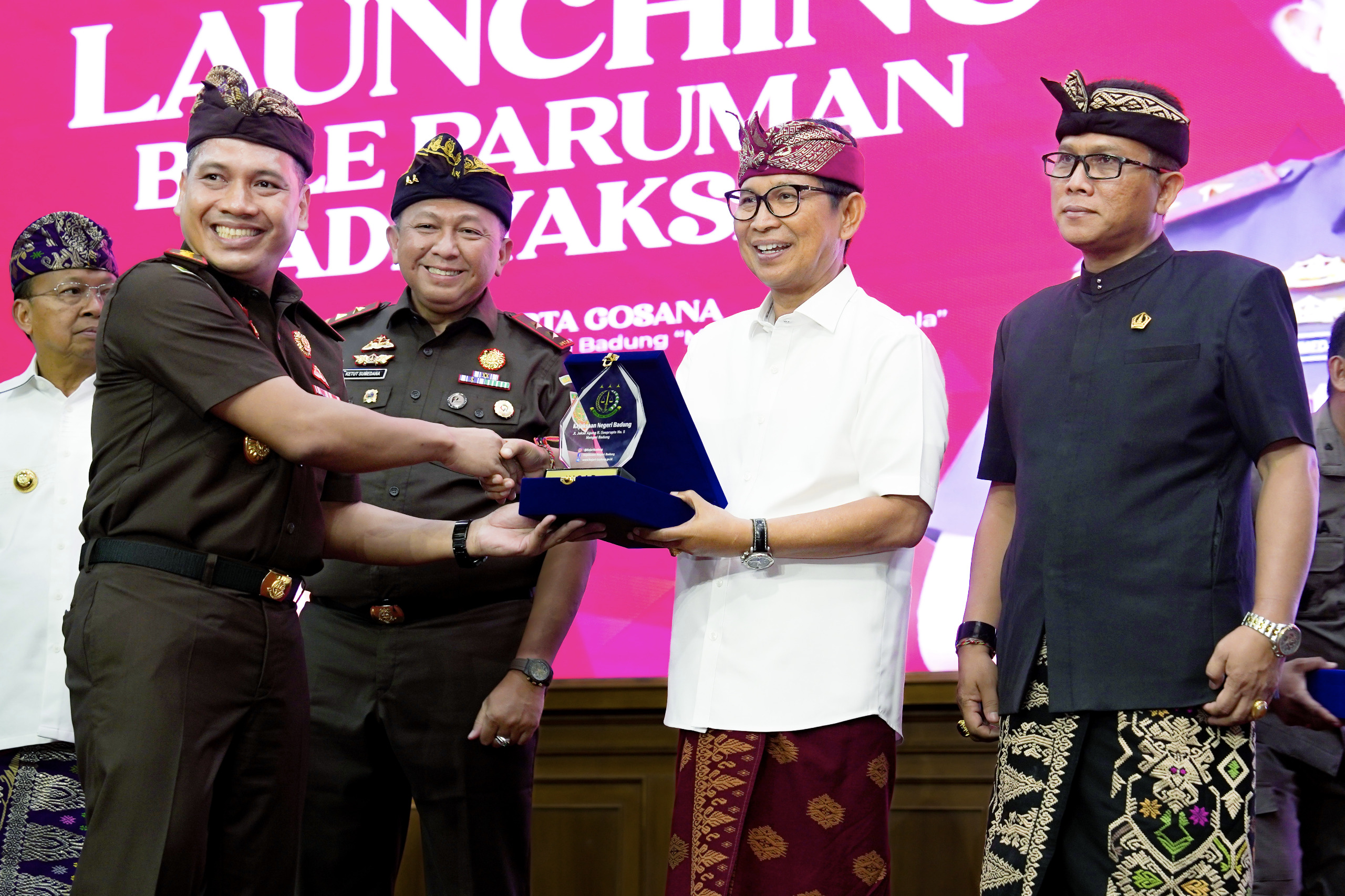 PERESMIAN: Bupati Wayan Adi Arnawa menghadiri peresmian Bale Paruman Adhyaksa se-Kabupaten Badung di Ruang Kertha Gosana, Puspem Badung, Kamis (8/5).