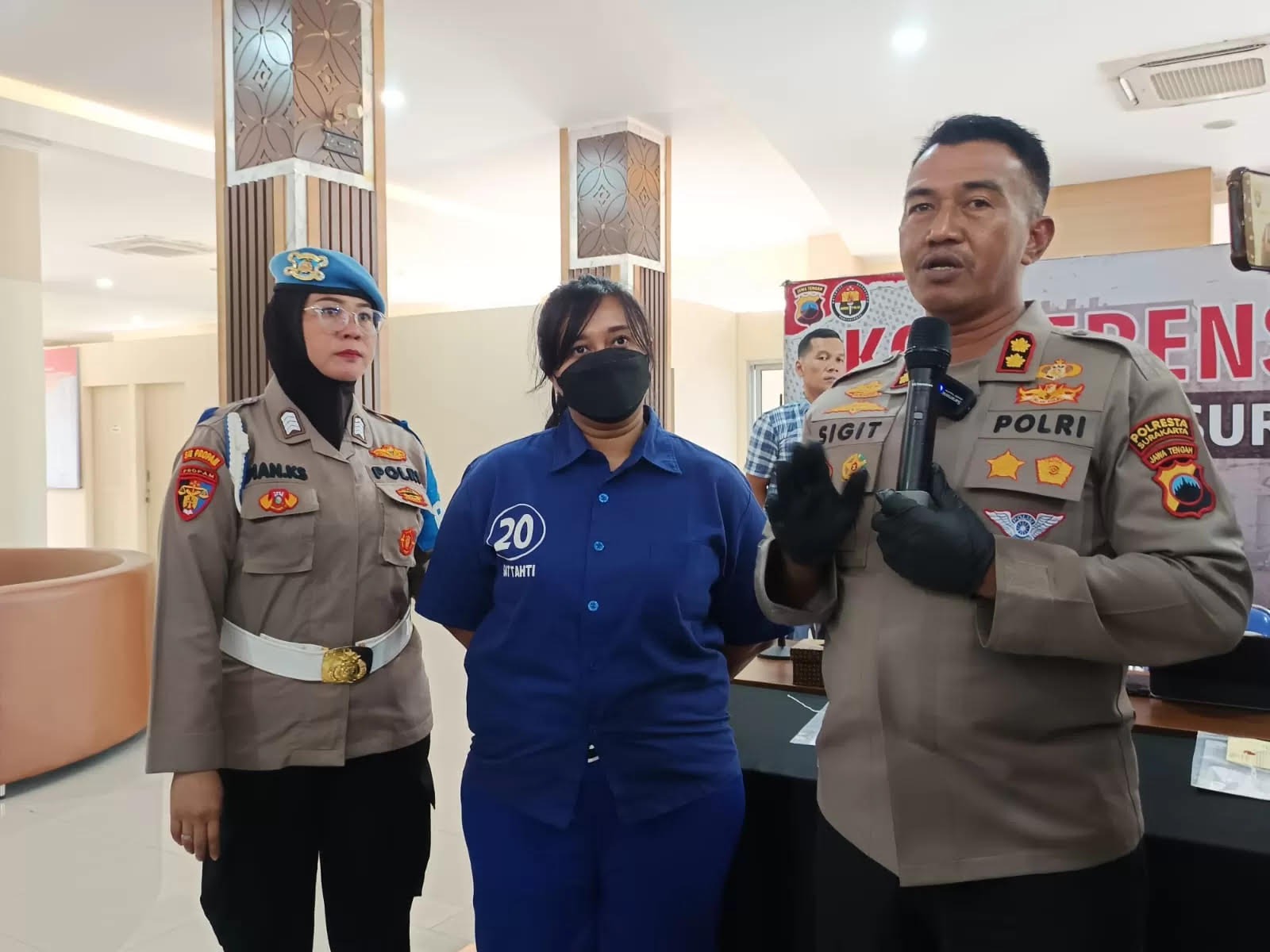MENIPU: Wanita calon pengantin digelandang polisi lantaran menipu calon suaminya sebesar Rp 50 juta.
